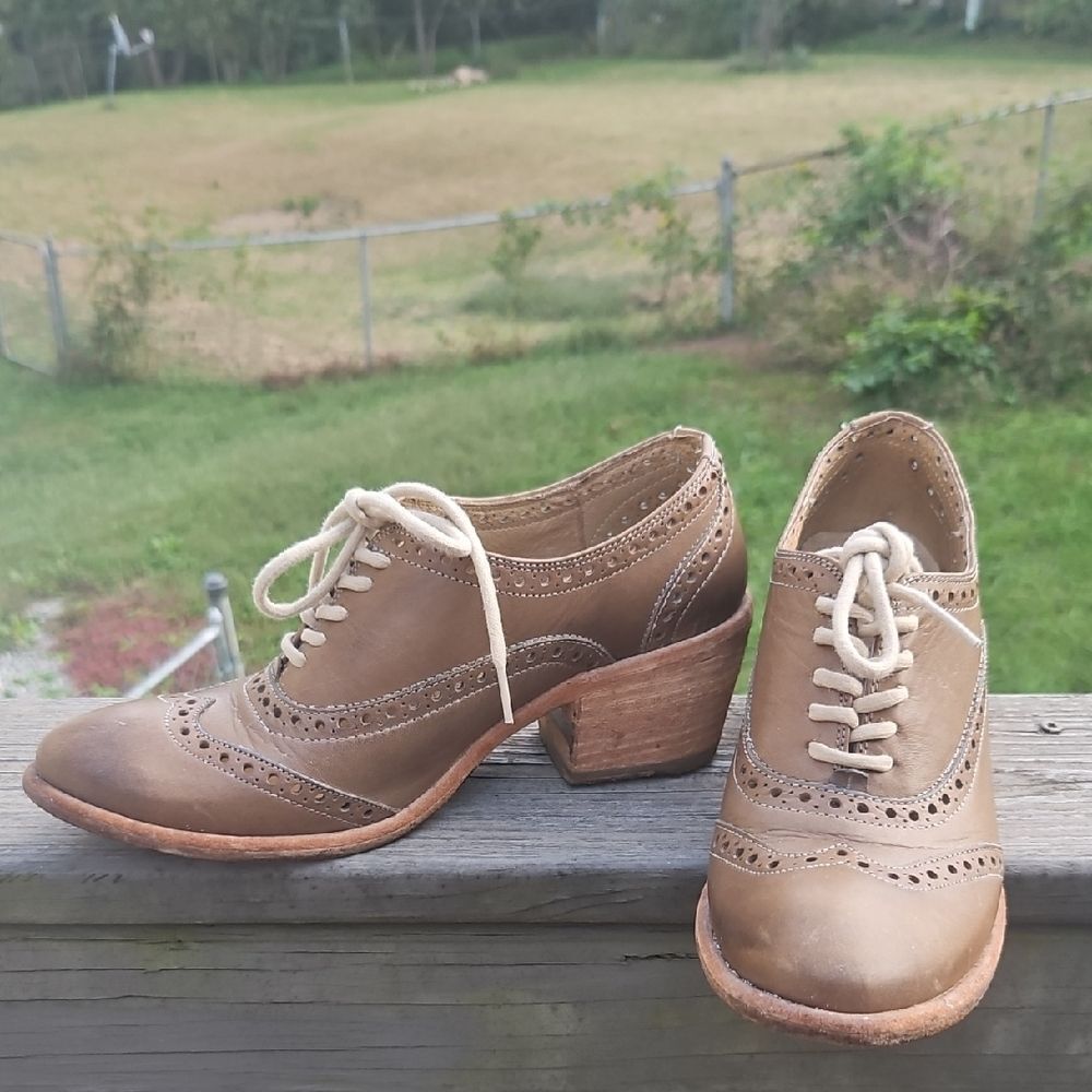 Frye Maggie Perforated Heeled Oxfords | Size 7B | Style 74501